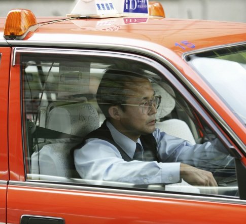 日本出租车送餐成永久性的业务，这个现象是由什么引起的？