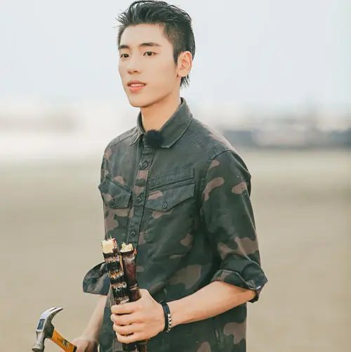 王子异的血脂太高抽不出血，要用手挤才出来，这是什么原因造成的？