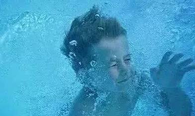 广州一女童泳池溺水进ICU已两月,这个女童到底是因何溺水的?