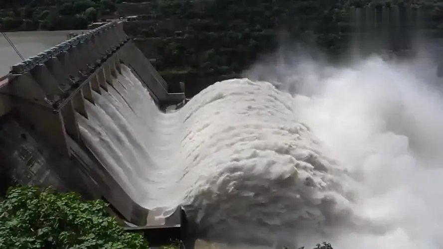 巴基斯坦石坝开闸泄洪似电影特效,一旁大爷却淡定围观!不会有危险吗?