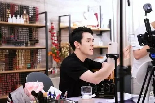 欧莱雅客服说“李佳琦说低价就是低价吗”，此言论引发了怎样的争议？