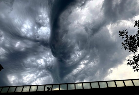 天津上空出现“诡异”云层，气象专家对此是如何解读的？