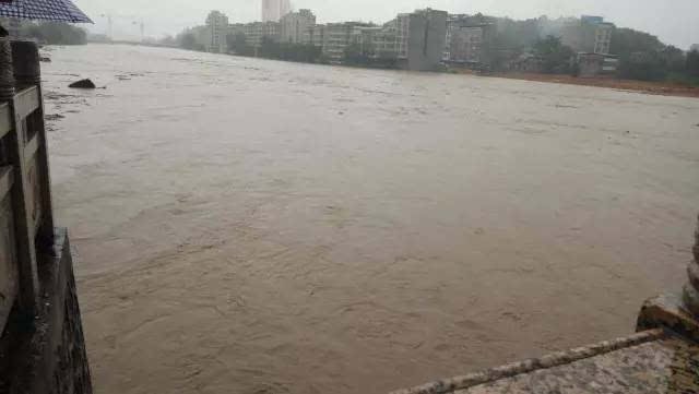 洪灾过后的河南卫辉满目疮痍,灾后重建应怎样开展?