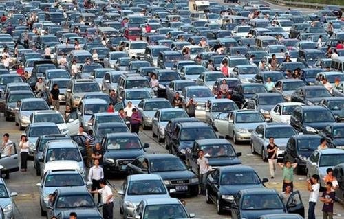 全家出动为堵车路人煮面，你被此举感动到了吗？