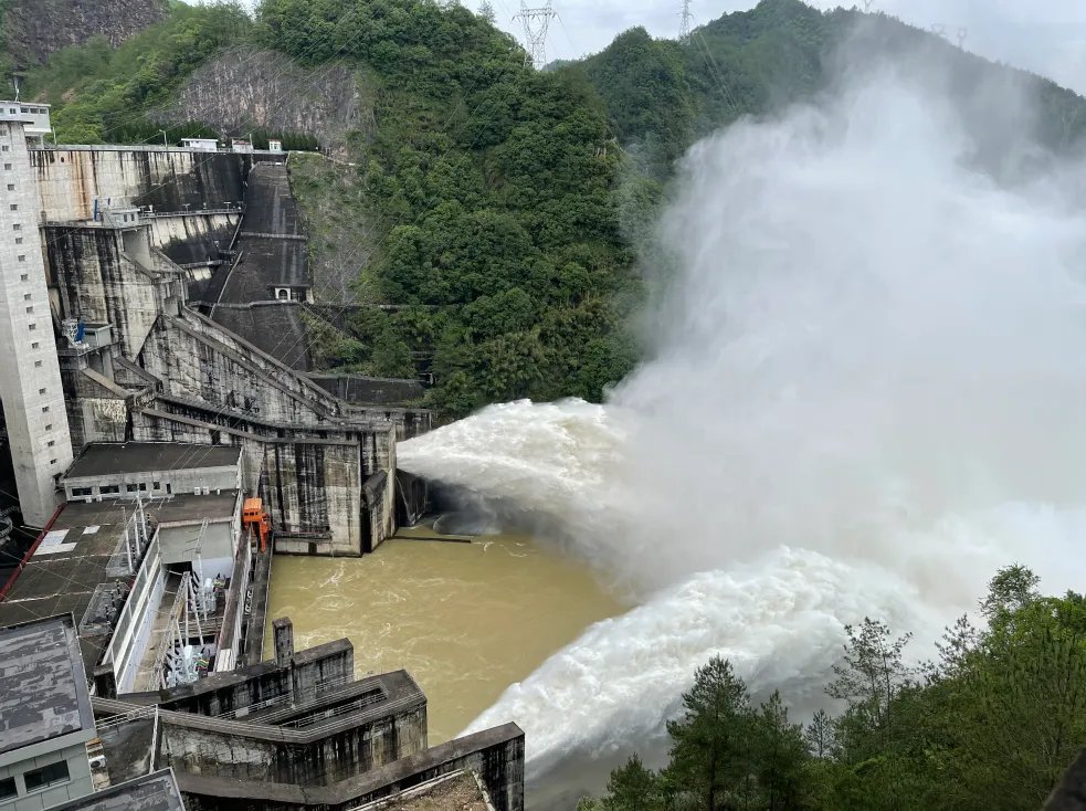 巴基斯坦石坝开闸泄洪似电影特效,一旁大爷却淡定围观!不会有危险吗?