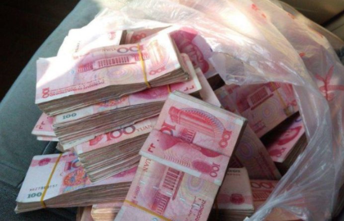 姐弟遛狗捡到钱不是26万是51万，如果你捡到这么多钱，会归还么？