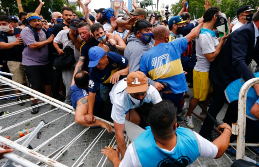 球王遗体告别仪式，粉丝与警方发生冲突，究竟是怎么回事？