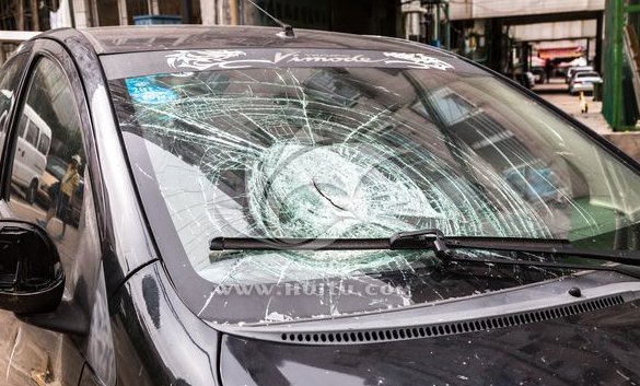 玻璃窗坠下砸穿车责任是谁承担？