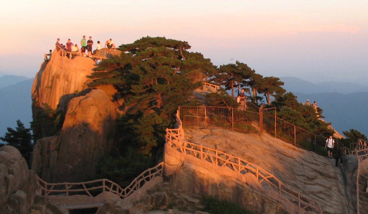 光明顶在什么地方？