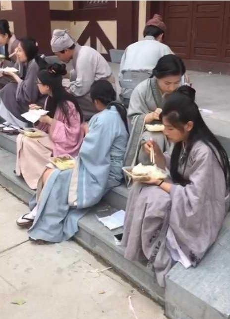 浙江横店群演注册人数超10万，你如何看待这一现象？