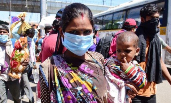 印度两个新冠病人共用一张病床，控制不住疫情的印度将何去何从？