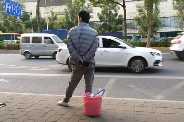 “提桶跑路”是什么意思？为什么要提着桶跑路呢？