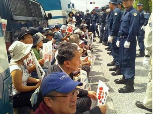 日本前首相为什么在施工现场静坐抗议？