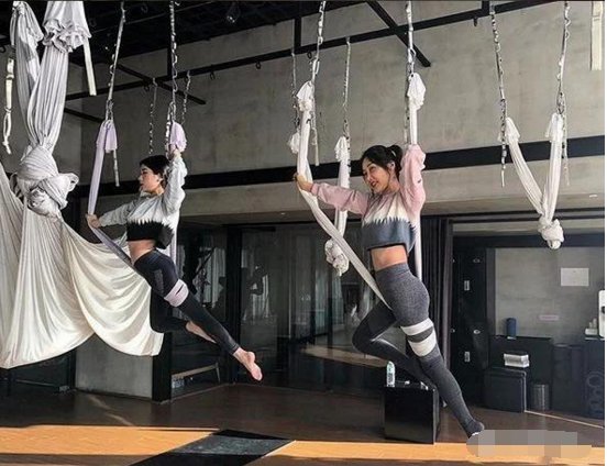 50岁女子和女儿同框如同姐妹是怎么保持年轻的？