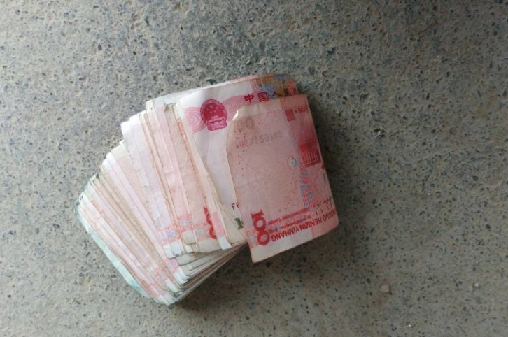 姐弟遛狗捡到钱不是26万是51万，如果你捡到这么多钱，会归还么？