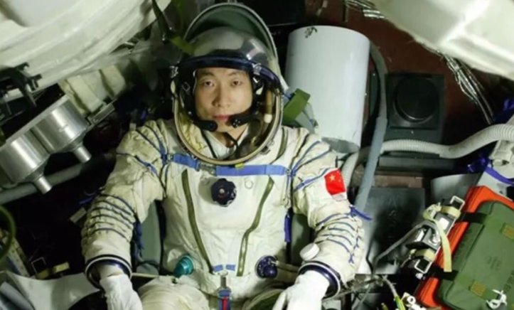 杨利伟于几年几月几日登上月球？