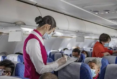 被困住的空姐和飞行员，工资降70%却不敢辞职，疫情对他们的影响有多大？