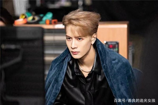 王嘉尔回复白敬亭我爱你，小白表白回去，却专门艾特两兄弟见证，你怎么看？