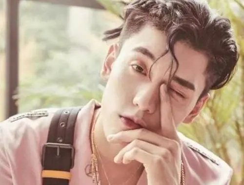 王子异的血脂太高抽不出血，要用手挤才出来，这是什么原因造成的？