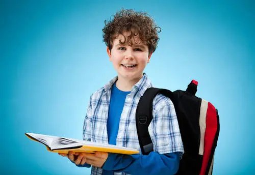 小男孩手举100分试卷坐电动车上一路炫耀，男孩平时的学习就很优秀吗？