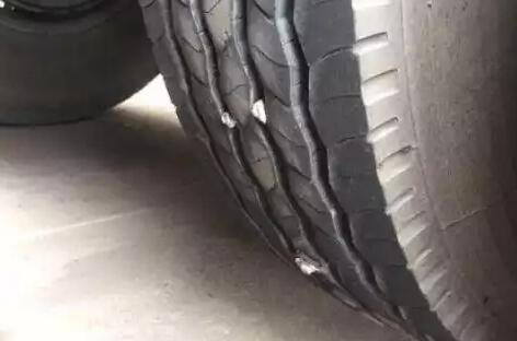 不满交警处罚，上海大叔在高架上狂撒一盒螺丝钉，最终得到了什么处罚？