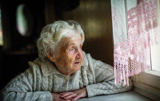 人民热评：群嘲“颤抖的老人”，背后之人于心何忍？