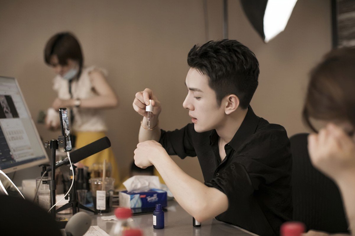 消费者投诉在李佳琦直播间买的商品吃出虫子，李佳琦该为此事负责吗？