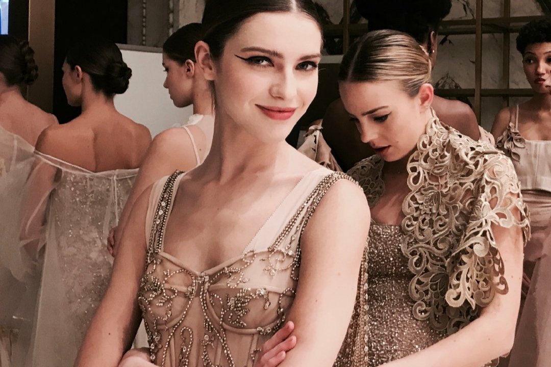 知名服装设计师兰玉，她的服装设计究竟有何独特的特色？