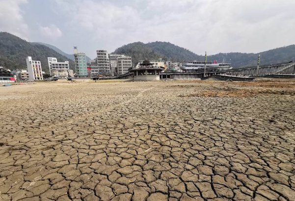 日月潭潭底龟裂成块状，日月潭为何会干枯的这么严重？