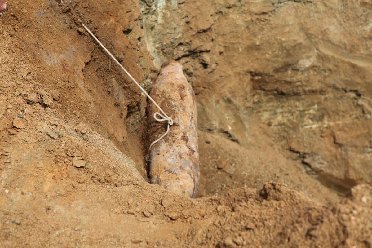 咸阳群众在渭河岸边发现一枚航空炸弹，这炸弹还能爆炸吗？