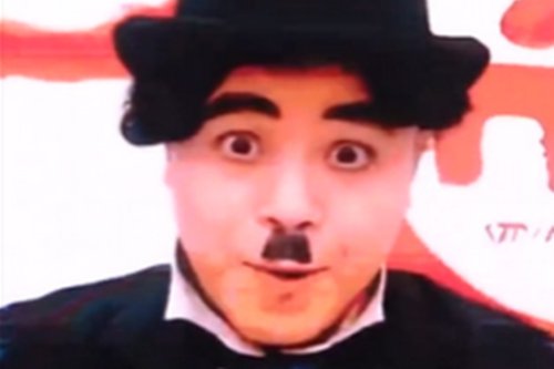 川美校庆院长变身卓别林，现场师生是何反应？