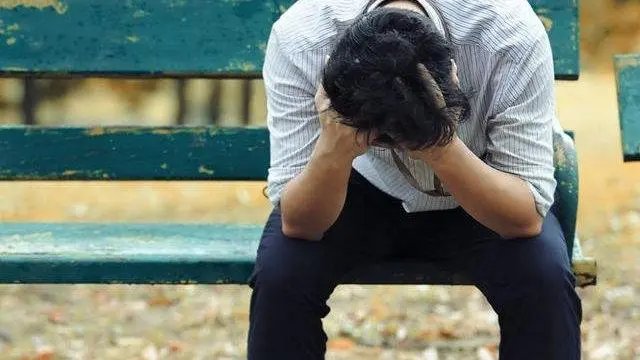 湖北一男子因压力大，焦虑过度致碱中毒，身体出现了哪些症状？