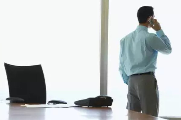 叔叔打电话找爸爸,爸爸不在家我和叔叔怎么对话