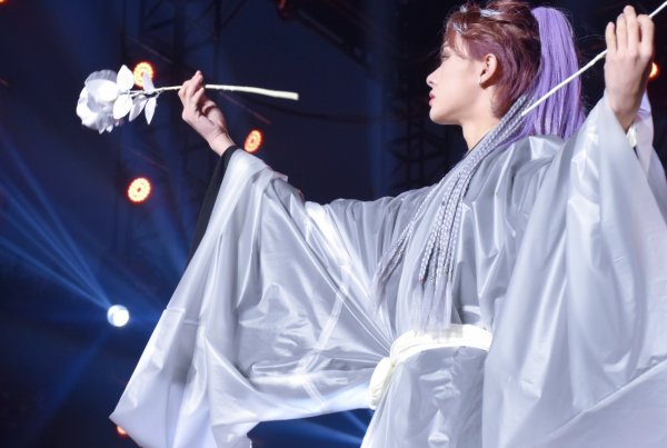 杭州西湖国风节演员掉下舞台后有受伤吗?