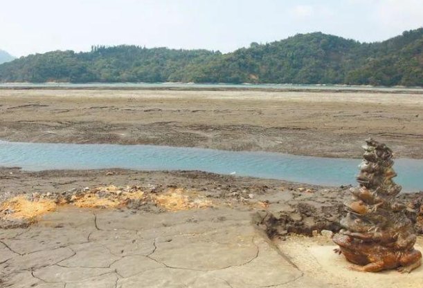 日月潭潭底龟裂成块状，日月潭为何会干枯的这么严重？