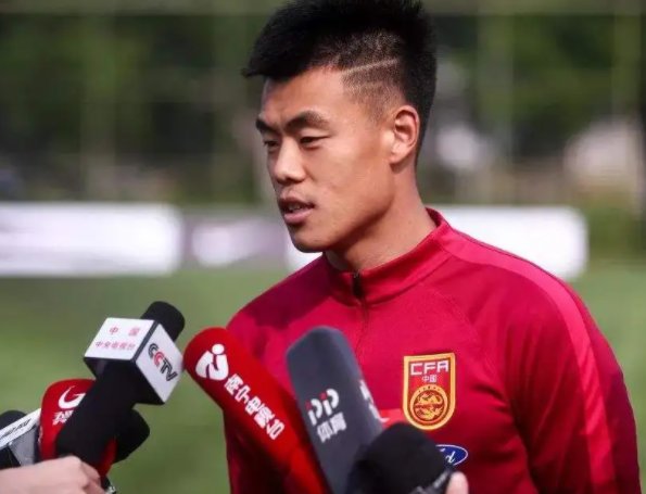 太逗了！中超赛后采访现神级乌龙，到底发生了什么？