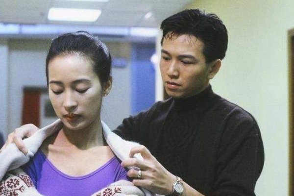 温兆伦与妻子秀恩爱，他的妻子是谁？