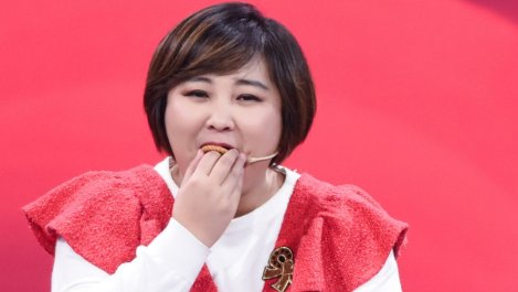 贾玲和姜昆两人长得很像，贾玲被传是姜昆的“私生女”，贾玲是如何回应的？