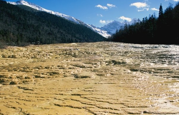 遇见泥石流往哪个方向逃生？