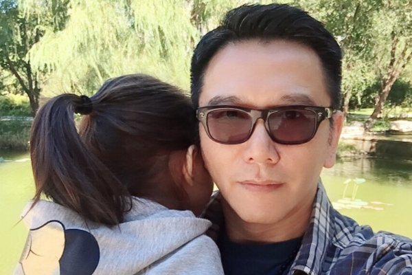 温兆伦与妻子秀恩爱，他的妻子是谁？