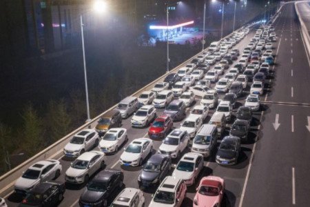 郑州发布暴雨红色预警，高架桥秒变停车场，当地还采取了哪些应对方式？