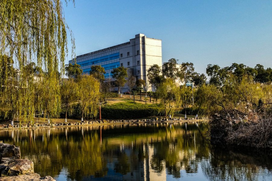 江苏大学在哪里个城市？