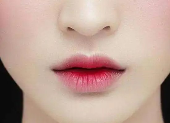 花瓣唇和仰月唇区别