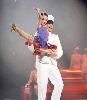 父亲是功夫巨星,母亲是远近闻名的美女,作为他们女儿的Jane发展如何?