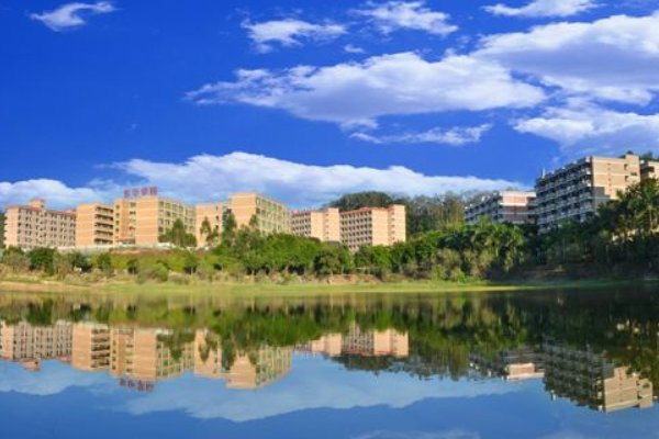 我想在广州东华职业学院读，那个学校怎么样？