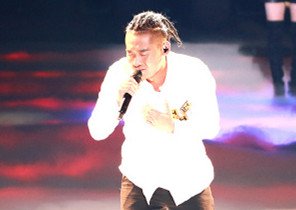 《中国新歌声第二季》的总冠军是谁?唱的是什么歌?