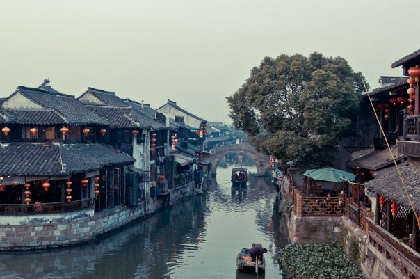 日出江花红胜火,春来江水绿如蓝?什么意思