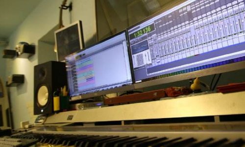 我想问一下，如果去专业的录音棚录歌的话一次需要多少钱？