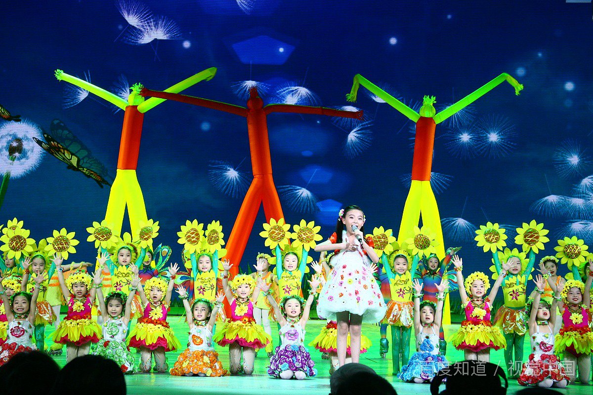 东边的太阳微微升 树上的小鸟吱吱叫 歌名是什么 ？