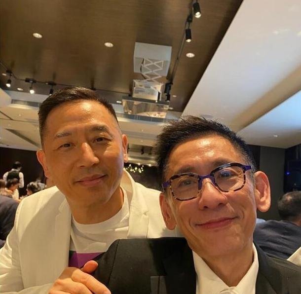 唐鹤德晒最新动态，对镜微笑略显苍老，如今的他怎样了呢？